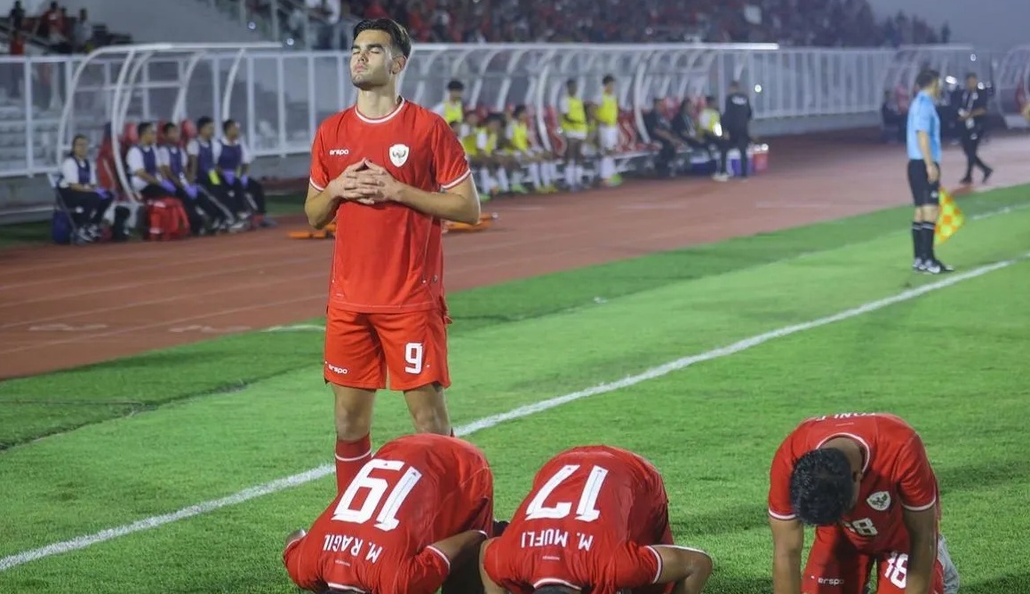 Pesepak bola Timnas Indonesia U-20 Jens Raven (kiri) dan rekan-rekannya mengungkapkan rasa syukur usai membobol gawang Timnas Yaman U-20 pada Kualifikasi Piala Asia U-20 2025 Grup F di Stadion Madya Gelora Bung Karno, Jakarta, Minggu (29/9/2024).