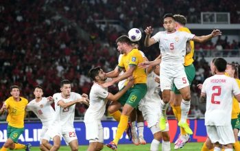 Timnas Indonesia lawan Timnas Australia. Pesepak bola Timnas Indonesia Rizky Ridho (kedua kanan) berebut bola di udara dengan pesepak bola Timnas Australia Cameron Burgess (ketiga kanan) pada laga Grup C putaran ketiga Kualifikasi Piala Dunia 2026 (ANTARA FOTO/Hafidz Mubarak)