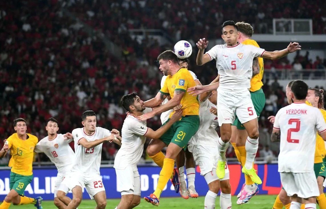 Timnas Indonesia lawan Timnas Australia. Pesepak bola Timnas Indonesia Rizky Ridho (kedua kanan) berebut bola di udara dengan pesepak bola Timnas Australia Cameron Burgess (ketiga kanan) pada laga Grup C putaran ketiga Kualifikasi Piala Dunia 2026 (ANTARA FOTO/Hafidz Mubarak)