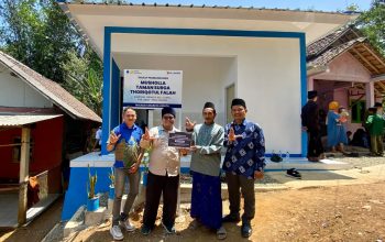 MTXL MUSALA: Ketua Majelis Taklim XL Axiata, Yanuar Tirta Kumaya (tengah) bersama Territory Sales Area Lebak, Aditya Dwi Pradana (kanan), dan Dept Head Funding Masjid Nusantara, Imam Handiman (kiri)melakukan seremoni peresmian wakaf pembangunan Musholla Taman Surga Thoriqotul Falah di Kampung Ciranca, Lebak, Banten pada Minggu (1/9).