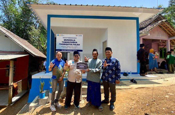 MTXL MUSALA: Ketua Majelis Taklim XL Axiata, Yanuar Tirta Kumaya (tengah) bersama Territory Sales Area Lebak, Aditya Dwi Pradana (kanan), dan Dept Head Funding Masjid Nusantara, Imam Handiman (kiri)melakukan seremoni peresmian wakaf pembangunan Musholla Taman Surga Thoriqotul Falah di Kampung Ciranca, Lebak, Banten pada Minggu (1/9).
