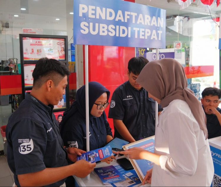 LAYANAN: Pertamina Patra Niaga Regional Jawa Bagian Barat (JBB) menghimbau akan pentingnya memperhatikan kualitas foto Kartu Tanda Penduduk (KTP) dan nomor polisi mobil sebelum mengunggah dokumen bagi pendaftar Program Subsidi Tepat, khususnya bagi pemilik kendaraan roda 4 yang menggunakan Pertalite. (ist)