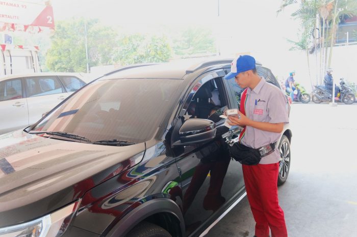 LAYANAN: Pertamina Patra Niaga Regional Jawa Bagian Barat (JBB) menghimbau akan pentingnya memperhatikan kualitas foto Kartu Tanda Penduduk (KTP) dan nomor polisi mobil sebelum mengunggah dokumen bagi pendaftar Program Subsidi Tepat, khususnya bagi pemilik kendaraan roda 4 yang menggunakan Pertalite. (ist)