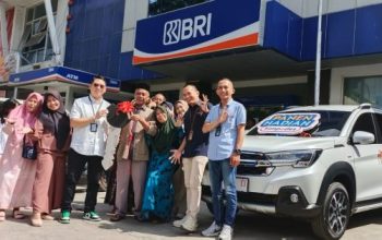 MENANG MOBIL GRATIS:Pinca BRI Cibadak, Aditya Andre Ramadhan menyerahkan hadiah grand prize PHS Semester II/2023 satu unit mobil XL7 Zeta MT Suzuki kepada Nasabah BRI Unit Pelabuhan Ratu, Anda Suhanda (65) disaksikan MBM BRI Kanca Cibadak Maruli T Pandapotan, Kaunit BRI Pelabuhan Ratu Yudi Mulyadi Jaya Purnama, keluarga pemenang dan para nasabah setia BRI Unit Pelabuhan Ratu, Kamis (5/9/2024). (sri/radarsukabumi)