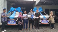 PANEN HADIAH SIMPEDES: Pinca BRI Sukabumi, Duta Okki Wicaksono (tengah) foto bersama usai menyerahkan hadiah grand prize PHS Periode II/2023 kepada Suhenda (nasabah BRI Unit Cisaat Sukabumi) dan Randy Tenggani (BRI Unit Sukabumi Timur) didampingi para kaunit yakni Elis Nurhasanah dan Irfan Abdul Rohman di halaman BRI BO Sukabumi, pada Selasa (10/9/2024). (sri/radarsukabumi)