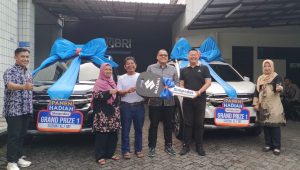 Pedagang Sayur Pasar Cisaat dan Distributor Plastik Dapat Hadiah Mobil dari Undian Simpedes BRI BO Sukabumi