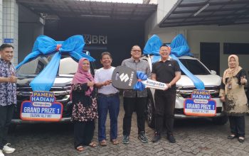 PANEN HADIAH SIMPEDES: Pinca BRI Sukabumi, Duta Okki Wicaksono (tengah) foto bersama usai menyerahkan hadiah grand prize PHS Periode II/2023 kepada Suhenda (nasabah BRI Unit Cisaat Sukabumi) dan Randy Tenggani (BRI Unit Sukabumi Timur) didampingi para kaunit yakni Elis Nurhasanah dan Irfan Abdul Rohman di halaman BRI BO Sukabumi, pada Selasa (10/9/2024). (sri/radarsukabumi)