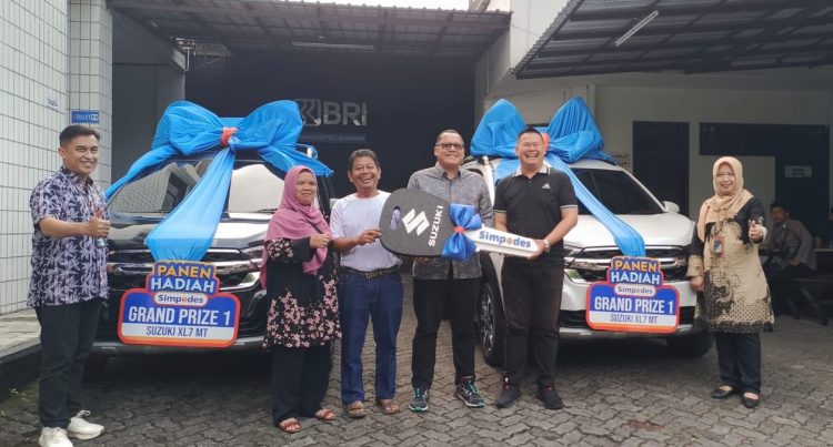 PANEN HADIAH SIMPEDES: Pinca BRI Sukabumi, Duta Okki Wicaksono (tengah) foto bersama usai menyerahkan hadiah grand prize PHS Periode II/2023 kepada Suhenda (nasabah BRI Unit Cisaat Sukabumi) dan Randy Tenggani (BRI Unit Sukabumi Timur) didampingi para kaunit yakni Elis Nurhasanah dan Irfan Abdul Rohman di halaman BRI BO Sukabumi, pada Selasa (10/9/2024). (sri/radarsukabumi)