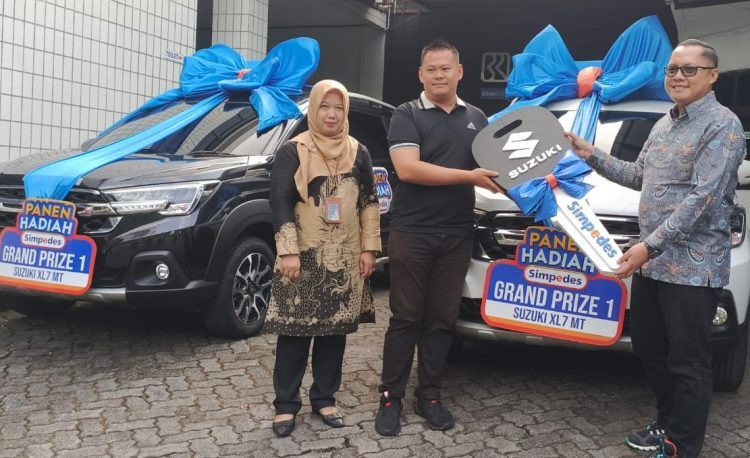 NYATA HADIAHNYA: Nasabah BRI Unit Sukabumi Timur, Randy Tenggani (tengah) didampingi Kaunit BRI Sukabumi Timur, Elis Nurhasanah menerima hadiah mobil dari Pinca BRI Sukabumi, Duta Okki Wicaksono.(sri/radarsukabumi) 
