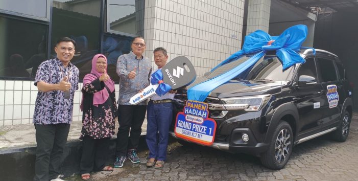 REZEKI TIDAK KEMANA: Kebahagiaan menyelimuti nasabah BRI Unit Cisaat Sukabumi,Suhenda dan istri saat menerima hadiah mobil Panen Hadiah Simpedes dari Pinca BRI BO Sukabumi, Duta Okki Wicaksono. (sri/radarsukabumi)