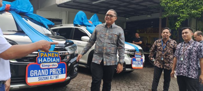 BESTI: Pinca BRI Sukabumi, Duta Okki Wicaksono bersama Ketua Panitia PHS Periode II/2023 sekaligus Kaunit BRI Sukalarang, Irwan Maulana dan Kaunit BRI Cisaat Sukabumi, Irfan Abdul Rohman senantiasa berkomitmen melayani dengan setulus hati. (sri/radarsukabumi)