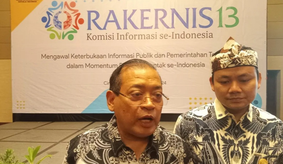 Ketua Komisi Informasi Pusat Donny Yoesgiantoro (kiri) saat memberikan keterangan di Cirebon, Jawa Barat. (Fathnur Rohman)