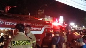 DIPADAMKAN : Petugas Damkar saat berupaya memadamkan api yang membakar rumah Mak Yanih (62) asal warga Kampung Pajagaan RT 02/11, Desa Benda, Kecamatan Cicurug, Kabupaten Sukabumi.