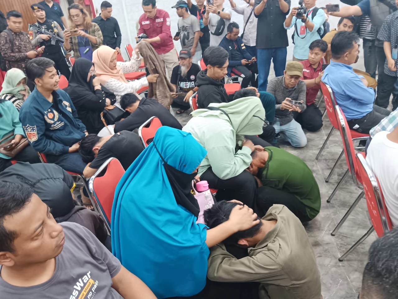 BERUJUNG PENYESALAN: Sebanyak 12 remaja yang tergabung dalam kelompok berandal bermotor, akhirnya menangis dipangkuan orang tuanya setelah berhasil diciduk jajaran Satreskrim Polres Sukabumi Kota, Senin (2/9).(FT: BAMBANG/RADARSUKABUMI)