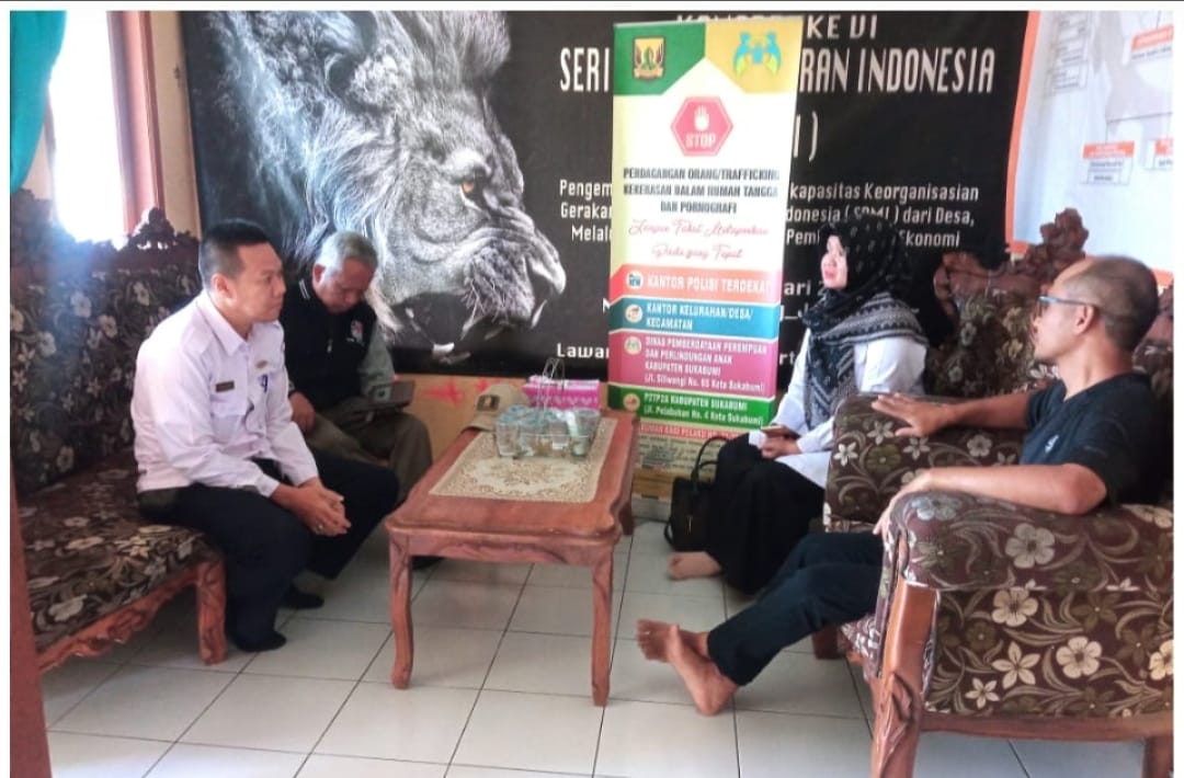 Camat Kebonpedes, Nani saat koordinasi dengan Ketua SBMI Sukabumi dan keluarga korban TPPO.