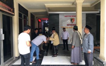 KONFIRMASI : Sejumlah tokoh agama dan BPD Desa Cikujang, Kecamatan Gunungguruh, saat mendatangi Mapolres Sukabumi Kota pada Senin (09/09).(FOTO : DENDI/RADAR SUKABUMI)