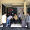 KONFIRMASI : Sejumlah tokoh agama dan BPD Desa Cikujang, Kecamatan Gunungguruh, saat mendatangi Mapolres Sukabumi Kota pada Senin (09/09).(FOTO : DENDI/RADAR SUKABUMI)