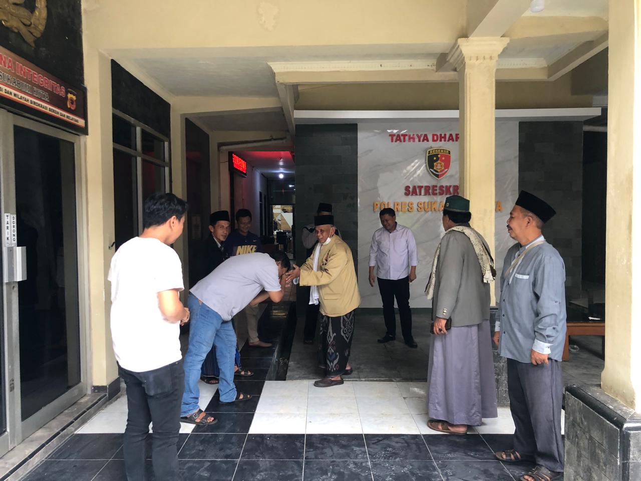 KONFIRMASI : Sejumlah tokoh agama dan BPD Desa Cikujang, Kecamatan Gunungguruh, saat mendatangi Mapolres Sukabumi Kota pada Senin (09/09).(FOTO : DENDI/RADAR SUKABUMI)