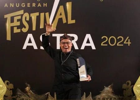 BANGGA : Kepala SDN Nanggeleng 1 Kota Sukabumi, Idris, bangga menunjukan piala sebagai peraih juara 3 Lomba Inovasi Karya Guru Astra Nasional