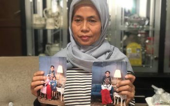 BERDUKA : Ilah Jamilah (49) warga Kampung Parungseah Berong, RT 01/RW 04, Desa Parungseah, Kecamatan Sukabumi, Kabupaten Sukabumi, saat menunjukan foto anaknya, Syamsul (30) yang merupakan korban TPPO di Kamboja .(FOTO : DENDI/RADAR SUKABUMI)
