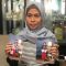BERDUKA : Ilah Jamilah (49) warga Kampung Parungseah Berong, RT 01/RW 04, Desa Parungseah, Kecamatan Sukabumi, Kabupaten Sukabumi, saat menunjukan foto anaknya, Syamsul (30) yang merupakan korban TPPO di Kamboja .(FOTO : DENDI/RADAR SUKABUMI)