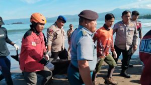 DITEMUKAN : Tim Sar Gabungan saat evakuasi jasad korban yang sebelumnya hilang tenggelam. (FOTO : NANDI/ RADARSUKABUMI)