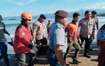 DITEMUKAN : Tim Sar Gabungan saat evakuasi jasad korban yang sebelumnya hilang tenggelam. (FOTO : NANDI/ RADARSUKABUMI)