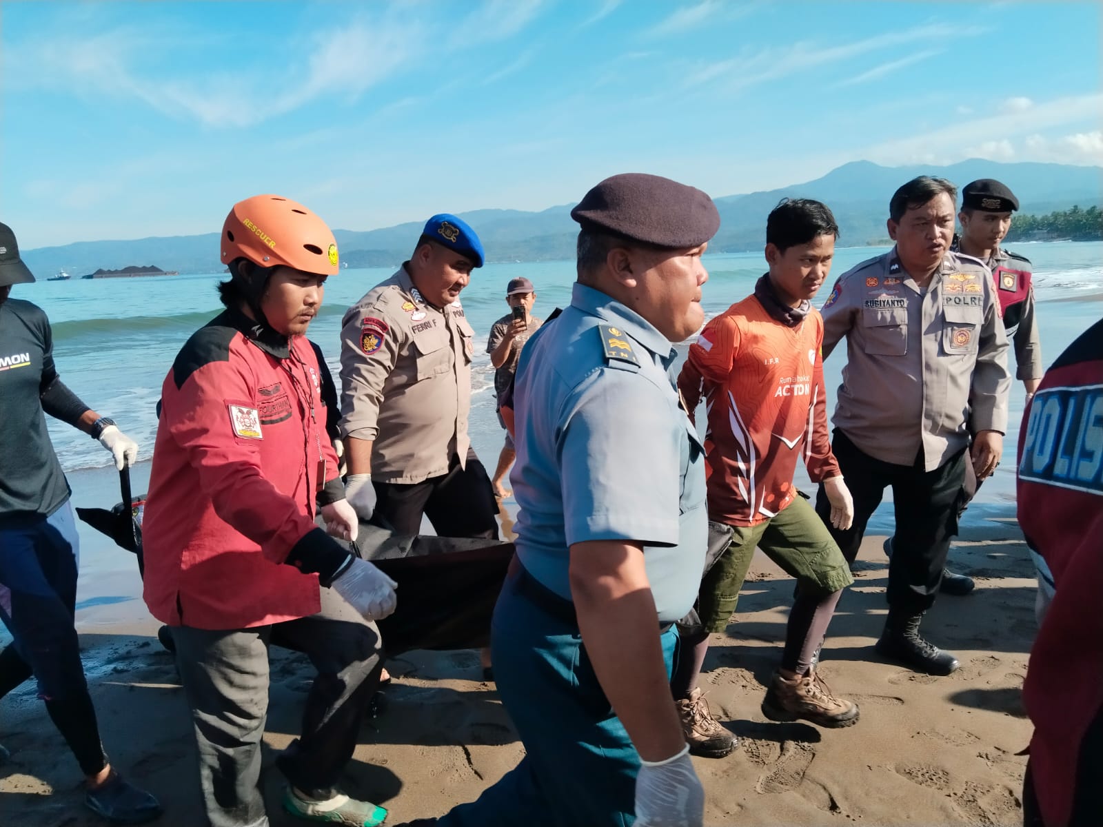 DITEMUKAN : Tim Sar Gabungan saat evakuasi jasad korban yang sebelumnya hilang tenggelam. (FOTO : NANDI/ RADARSUKABUMI)