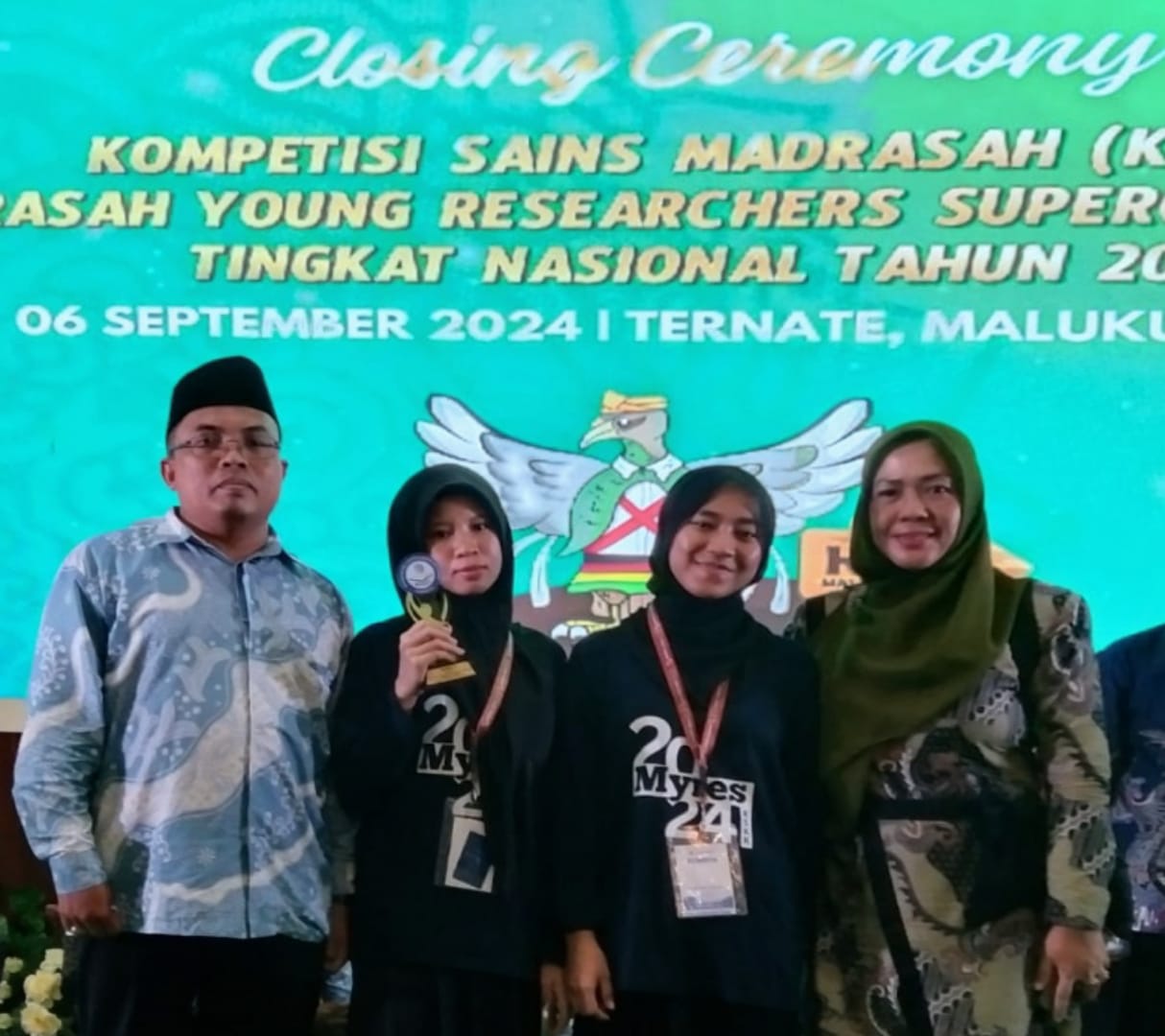 Tim peneliti muda dari MAN 1 Kota Sukabumi berhasil mengharumkan nama sekolah dan daerahnya dengan meraih juara 3 pada ajang Madrasah Young Researcher Super Camp (MYRES) tingkat nasional tahun 2024.
