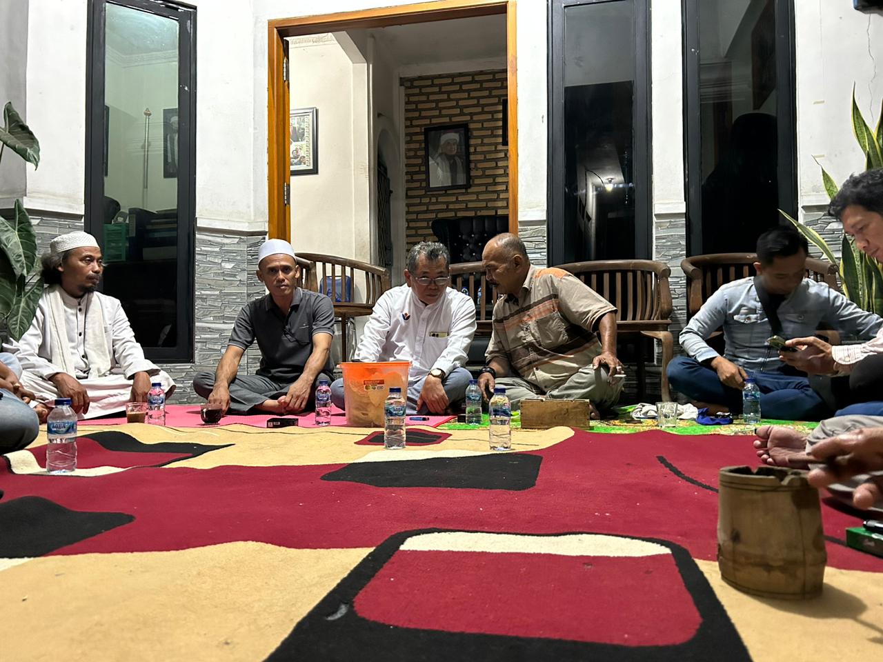 Kunjungan calon Wakil Bupati Sukabumi, Zainul ke Sekretariat Dewan Pimpinan Penegak HAM Kabupaten Sukabumi, tepatnya di Kampung Neglasari RT 02 RW 03, Desa Citarik, Kecamatan Palabuhanratu.