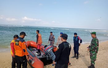 PENCARIAN : Tim Sar Gabungan saat akan melakukan upaya pencarian nelayan hilanh tenggelam di perairan Ujung Genteng Kecamatan Ciracap Kabupaten Sukabumi.