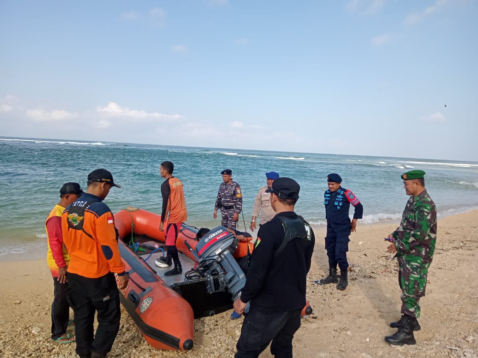 PENCARIAN : Tim Sar Gabungan saat akan melakukan upaya pencarian nelayan hilanh tenggelam di perairan Ujung Genteng Kecamatan Ciracap Kabupaten Sukabumi.