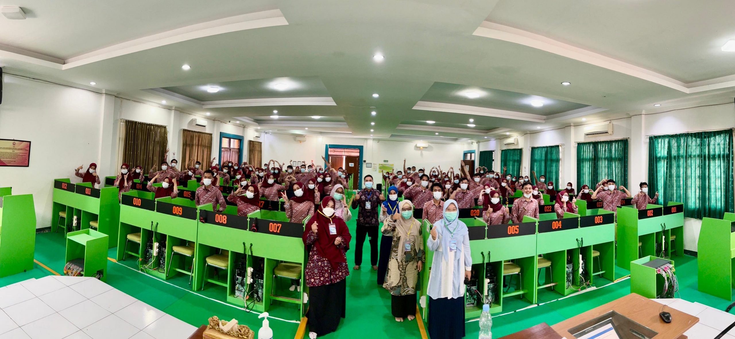 sebagian besar lulusan dari berbagai program studi STIKes Sukabumi telah berhasil mendapatkan pekerjaan di berbagai pelayanan kesehatan, baik di institusi pemerintah maupun swasta, baik di dalam maupun luar negeri.