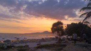 BERWISATA : Suasana pantai Kapitol Karangppak, Desa Karangpapak, Kecamatan Cisolok, Kabupaten Sukabumi. (FOTO : NANDI/ RADARSUKABUMI)