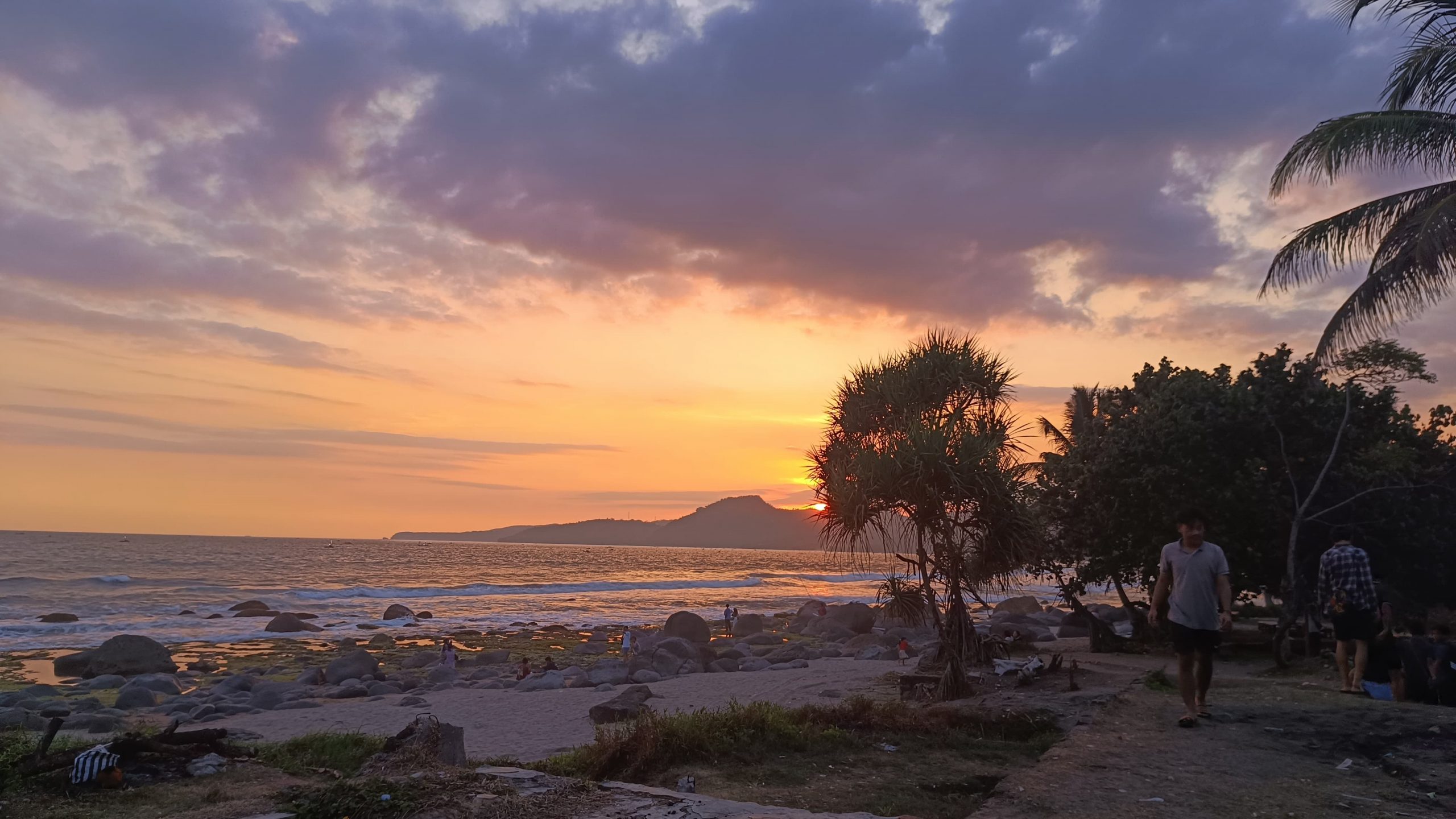 BERWISATA : Suasana pantai Kapitol Karangppak, Desa Karangpapak, Kecamatan Cisolok, Kabupaten Sukabumi. (FOTO : NANDI/ RADARSUKABUMI)