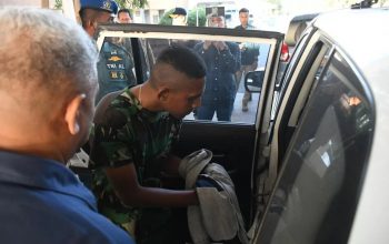 Pemuda berinisial JGK yang menjadi perwira TNI AL gadungan diproses oleh Polisi Militer Lantamal VII Kupang. (Dispenal)