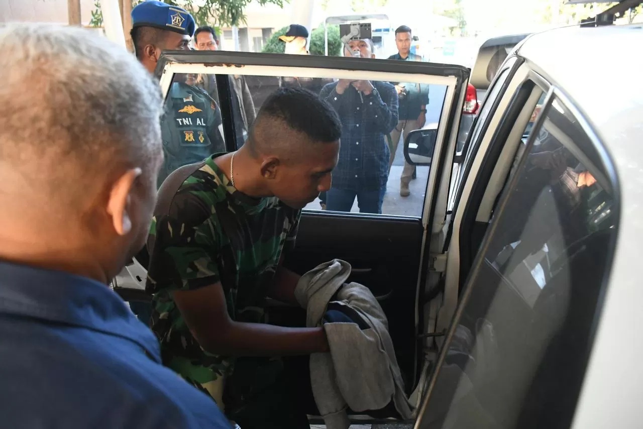 Pemuda berinisial JGK yang menjadi perwira TNI AL gadungan diproses oleh Polisi Militer Lantamal VII Kupang. (Dispenal)