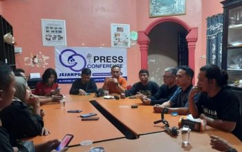Sejumlah perwakilan organisasi pers dan komunitas jurnalis di Gorontalo saat melakukan rapat yang membahas pemberitaan kasus oknum guru dan murid yang viral di sosial media, Minggu (29/9). (Debby Mano)