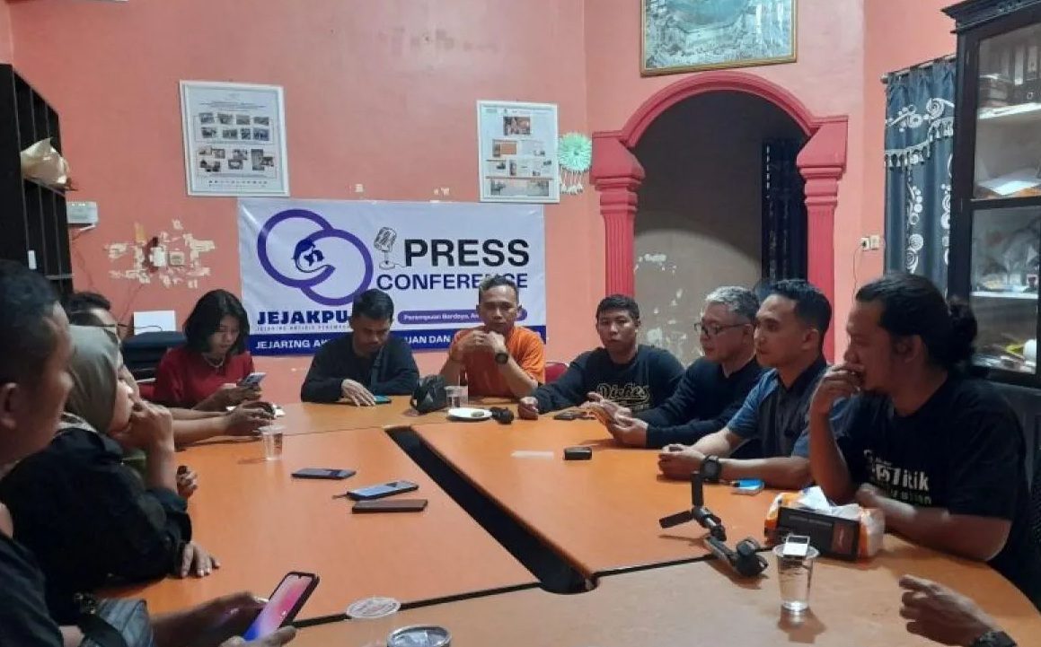 Sejumlah perwakilan organisasi pers dan komunitas jurnalis di Gorontalo saat melakukan rapat yang membahas pemberitaan kasus oknum guru dan murid yang viral di sosial media, Minggu (29/9). (Debby Mano)