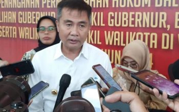 Pj Gubernur Jabar Bey Triadi Machmudin memberikan keterangan di Bandung, Jawa Barat. (Ricky Prayoga)