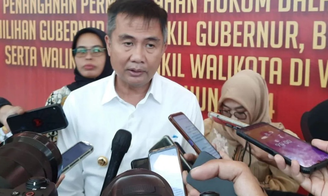 Pj Gubernur Jabar Bey Triadi Machmudin memberikan keterangan di Bandung, Jawa Barat. (Ricky Prayoga)