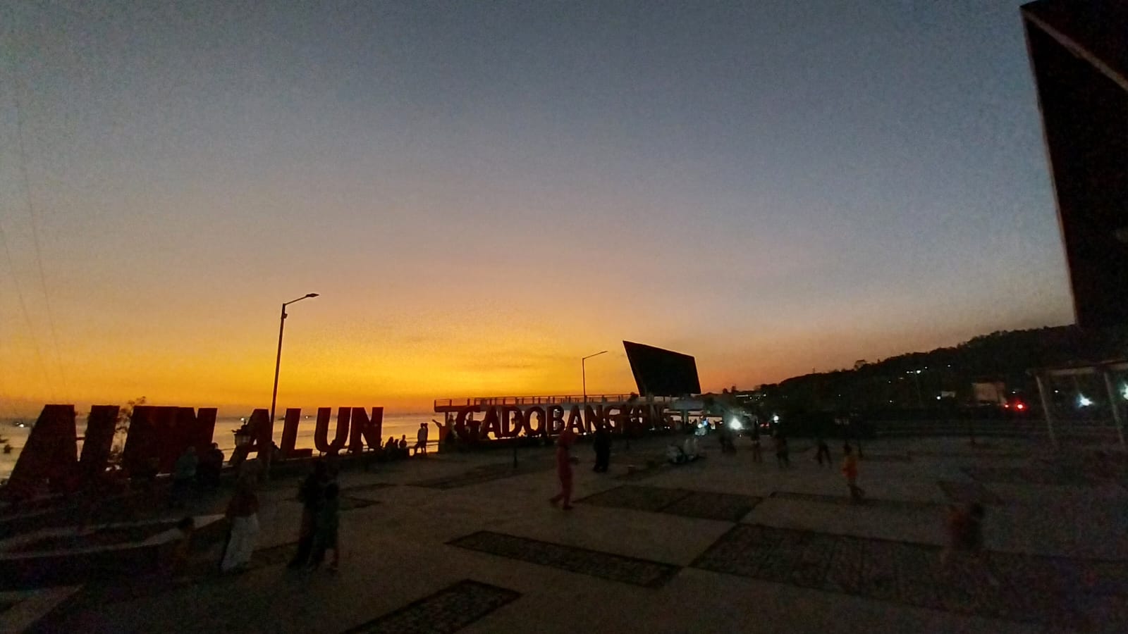 Suasana Alun Alun Laut Gadobangkong di Jalan Kidang Kencana, Kelurahan/Kecamatan Palabuhanratu, Kabupaten Sukabumi.(FOTO : NANDI/ RADARSUKABUMI)