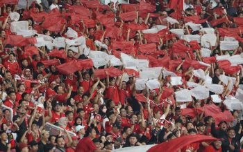 Suporter Timnas Indonesia di laga Kualifikasi Piala Dunia 2026 Zona Asia versus Filipina, Selasa (11/6/2024).
