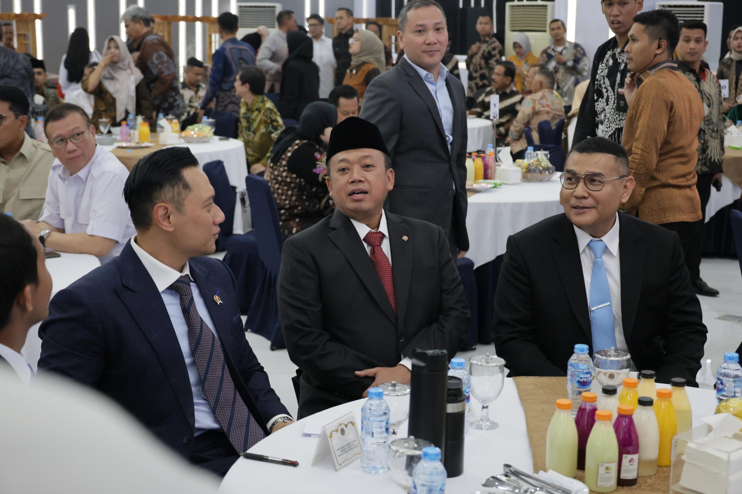 Menteri ATR/BPN, Nusron Wahid, saat komunikasi dengan Menteri AHY pada Sertijab di Aula Prona Kementerian ATR/BPN pada Senin (21/10/2024).