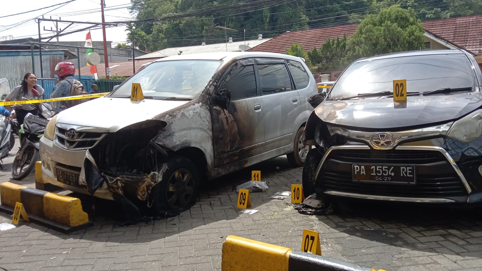 Kantor Redaksi media Jujur bicara atau Jubi yang terletak di Jalan SPG Taruna Waena, Kota Jayapura, Provinsi Papua dilempari bom molotov pada Rabu (16/10/2024) dini hari,