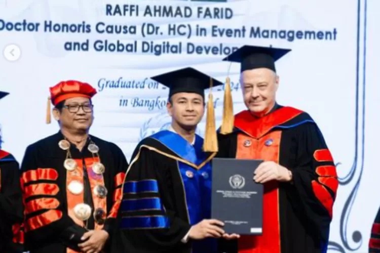 Raffi Ahmad, artis ternama Indonesia, tengah menjadi sorotan publik usai mendapatkan gelar Doktor Kehormatan (Dr HC) di Thailand. Pengumuman ini disampaikan melalui akun Instagram