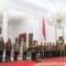Presiden Prabowo Subianto (ketujuh kiri) didampingi Wapres Gibran Rakabuming Raka (keenam kiri) mengumumkan jajaran menteri Kabinet Merah Putih di Istana Merdeka, Jakarta, Minggu (20/10/2024). Sebanyak tujuh menteri koordinator (Menko), 41 menteri, dan lima pejabat setingkat menteri masuk dalam Kabinet Merah Putih. (ANTARA)