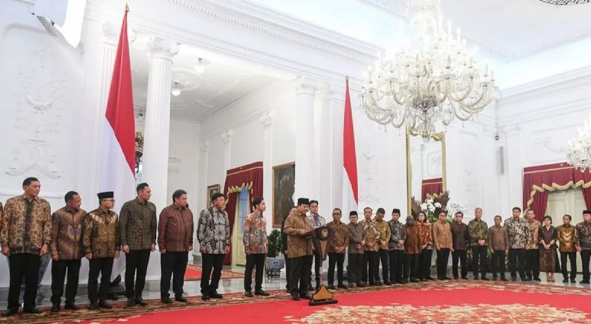 Presiden Prabowo Subianto (ketujuh kiri) didampingi Wapres Gibran Rakabuming Raka (keenam kiri) mengumumkan jajaran menteri Kabinet Merah Putih di Istana Merdeka, Jakarta, Minggu (20/10/2024). Sebanyak tujuh menteri koordinator (Menko), 41 menteri, dan lima pejabat setingkat menteri masuk dalam Kabinet Merah Putih. (ANTARA)