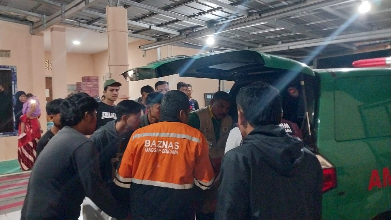 Suasana saat jenazah korban tiba di rumah duka di Kampung Cimaja, Kecamatan Cikakak, Kabupaten Sukabumi.(FOTO : NANDI/ RADARSUKABUMI)