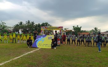 Calon Bupati Sukabumi Asep Japar saat membuka open turnamen sepak bola Asep Japar Cup 2024 di lapanh sepak bola Cisolok.(FOTO : NANDI/ RADARSUKABUMI)